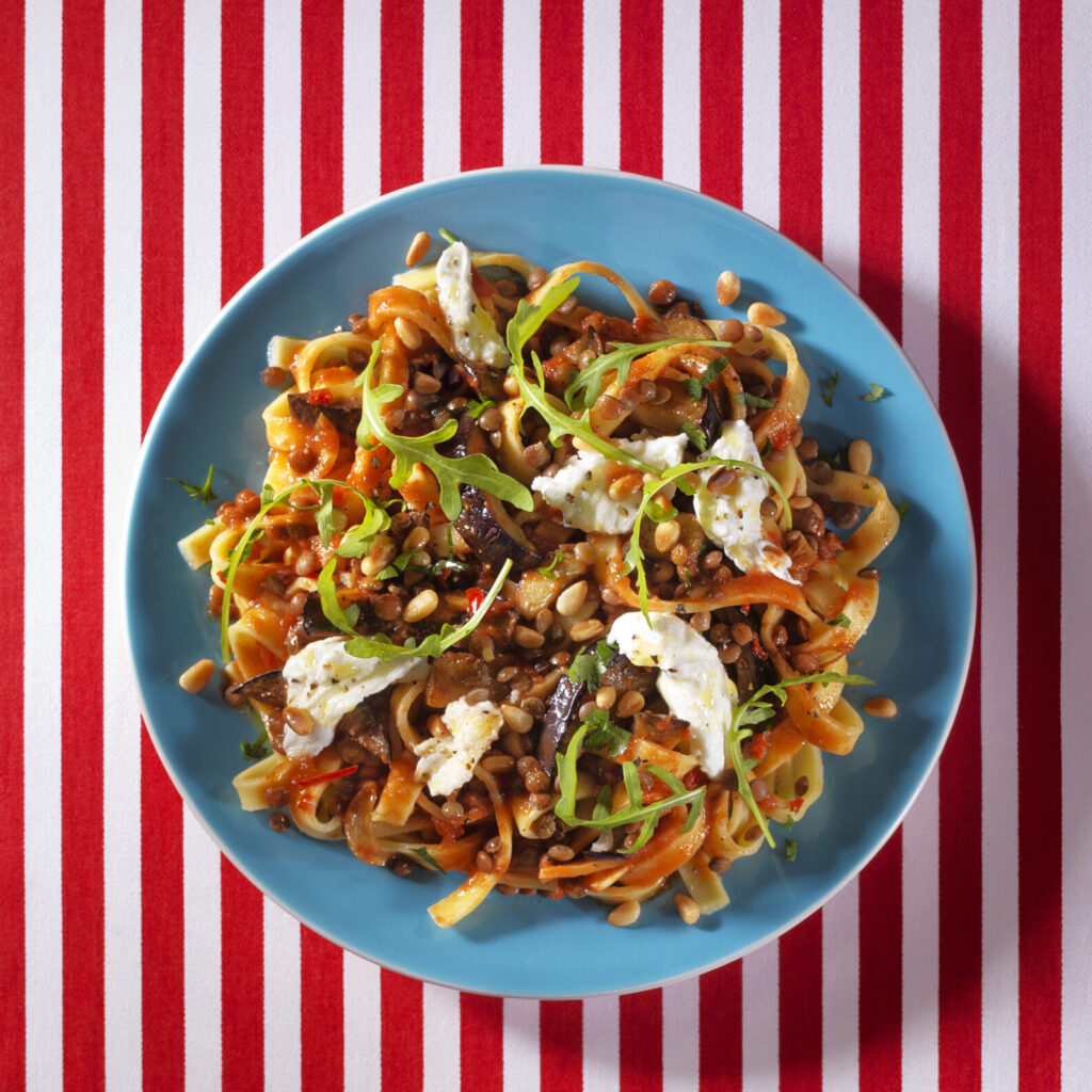 Tagliatelle Met Pikante Linzen Aubergine Mozzarella